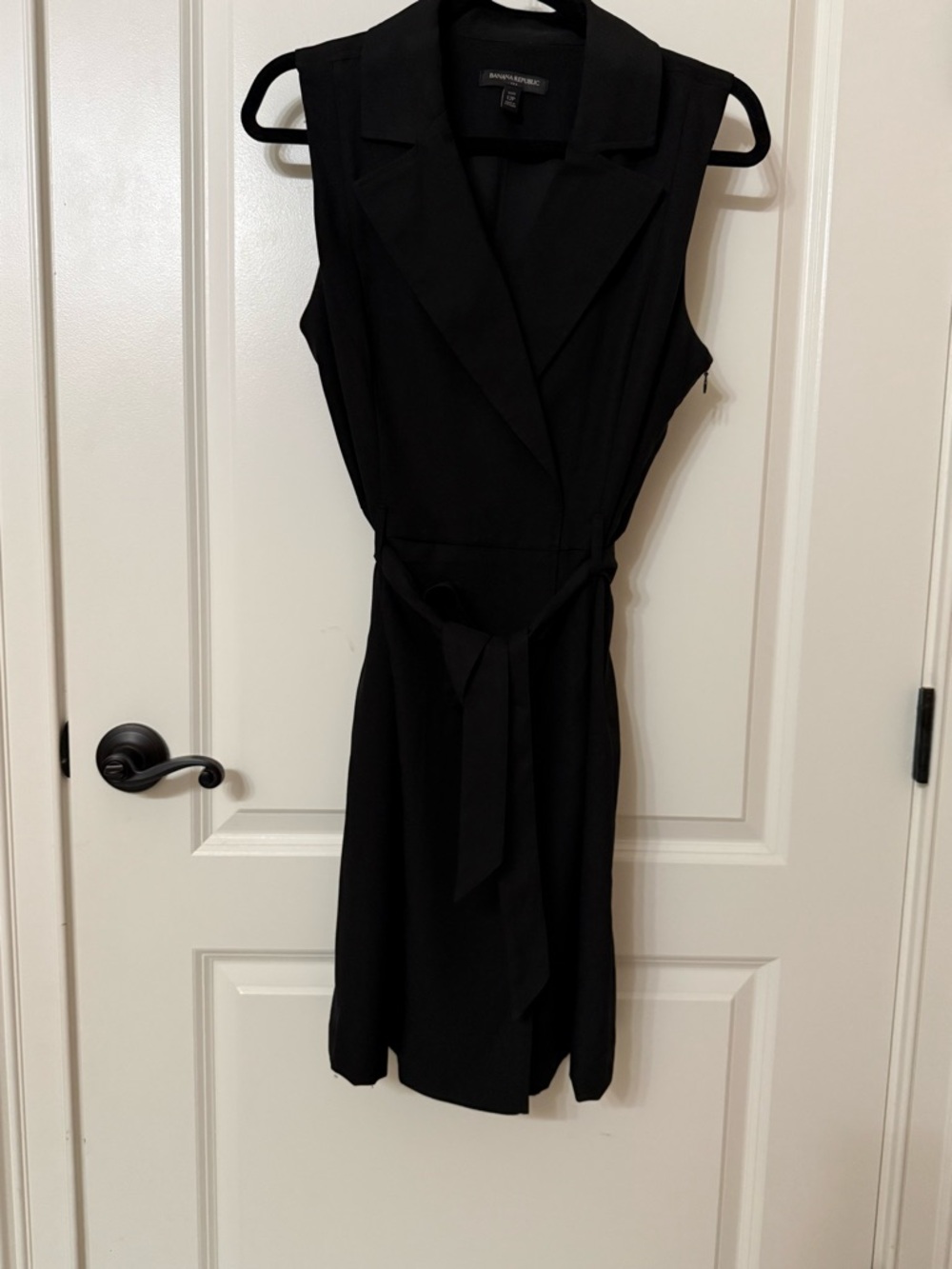 Banana Republic Black Sleeveless Midi Dress with Notch Collar and Tie. 12P